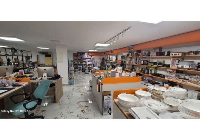 Shitet Dyqan OKAZION 268 M2. Buze rruge!