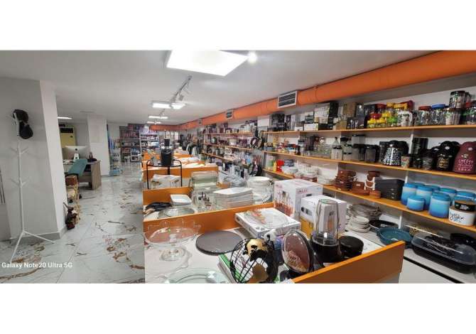 Shitet Dyqan OKAZION 268 M2. Buze rruge!