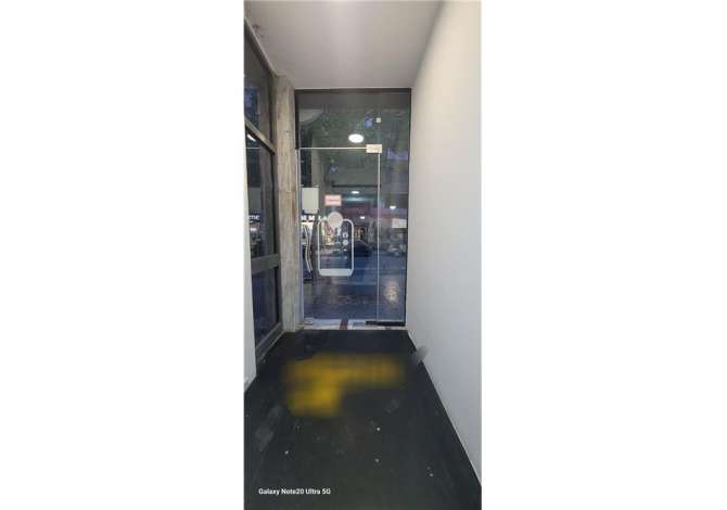 Shitet Dyqan OKAZION 268 M2. Buze rruge!