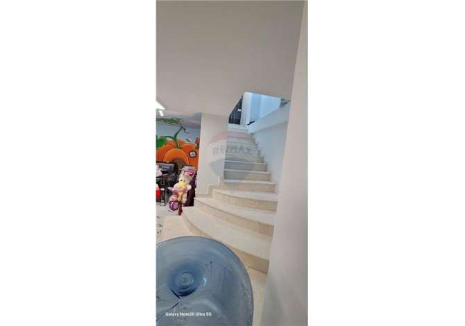 Shitet Dyqan OKAZION 268 M2. Buze rruge!