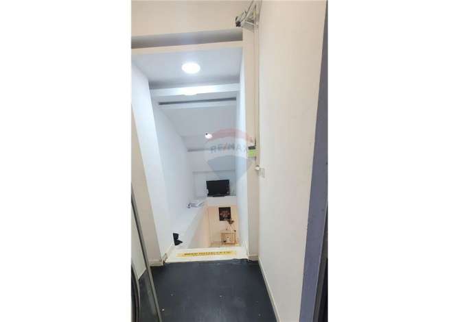 Shitet Dyqan OKAZION 268 M2. Buze rruge!