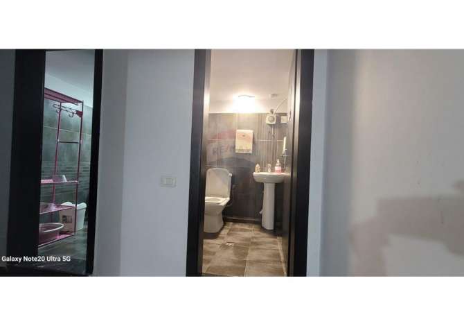 Shitet Dyqan OKAZION 268 M2. Buze rruge!