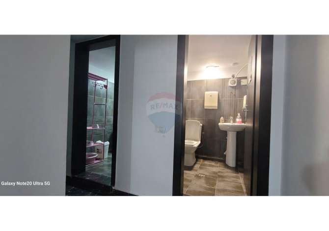 Shitet Dyqan OKAZION 268 M2. Buze rruge!