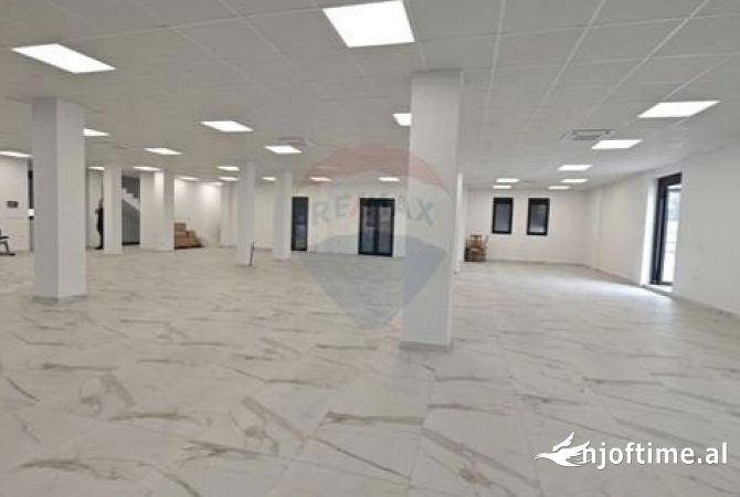 Ambiente Commerciale in Affitto 3+1 a Tirana - 3,500 Euro