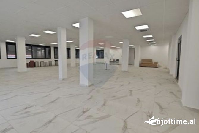 Ambiente Commerciale in Affitto 3+1 a Tirana - 3,500 Euro