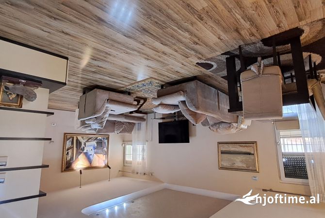 Shtepi ne shitje Penthose(kati i fundit panoramik) ne Tirane, 5+1, Mobilimi E mobiluar, Pagesa 660,000  Euro.