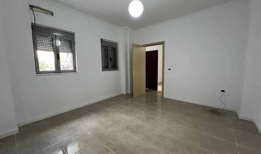 JEPET APARTAMENT 2+1 OSE NJESI BIZNESI 80 M + 2 POSTE PARKIMI - GJIMNAZI PARTIZANI 