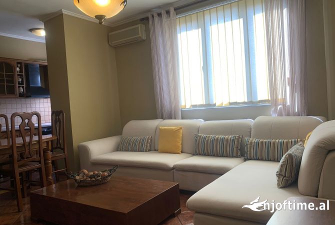 QIRA APARTAMENT 3+1+2  QENDER BULEVARDI ZOGU I PARE 