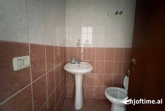 JEPET ME QERA AMBIENT BIZNESI 65 m2 (FRESK)