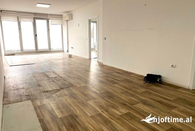 Ambiente Commerciale in Affitto 3+1 a Tirana - 2,300 Euro