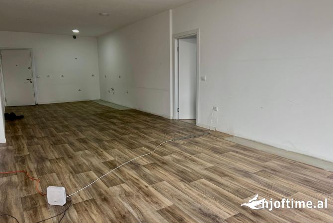 Ambiente Commerciale in Affitto 3+1 a Tirana - 2,300 Euro