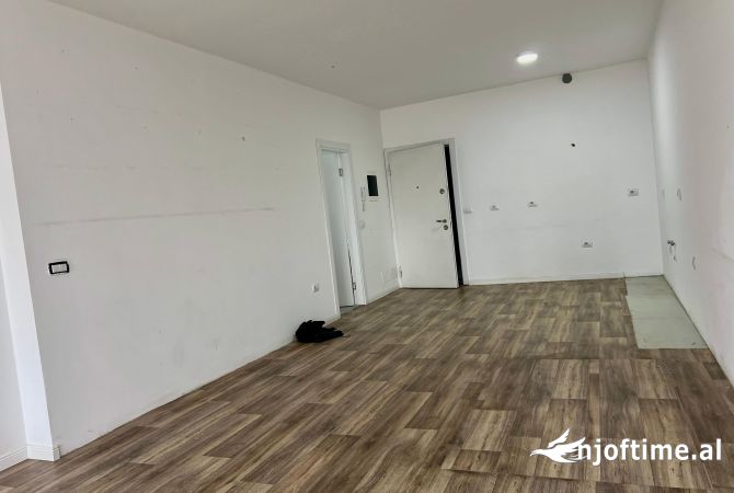Ambiente Commerciale in Affitto 3+1 a Tirana - 2,300 Euro