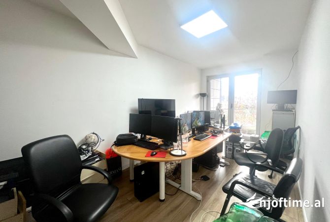 JEPET ME QERA ZYRE NE PALLAT TE RI NE QENDER