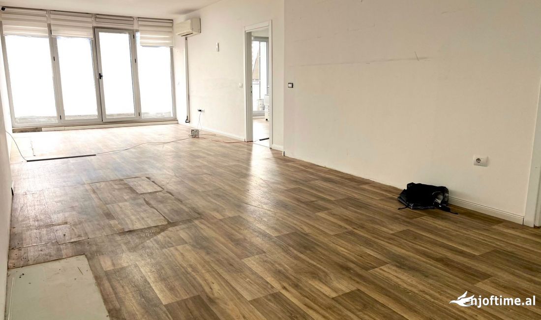 JEPET ME QERA ZYRE NE PALLAT TE RI NE QENDER