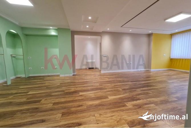 Ambiente Commerciale in Affitto 3+1 a Tirana - 1,500 Euro