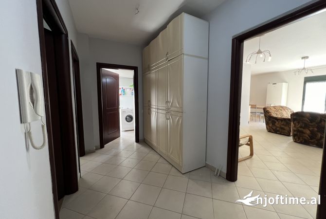 Shtepi ne shitje Apartament ne Tirane, 2+1, Mobilimi Pjeserisht e mobiluar, Pagesa 125,000  Euro.