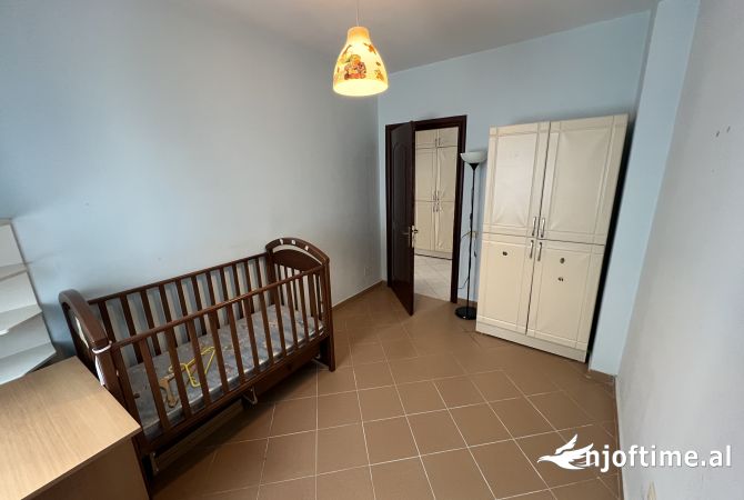 Shtepi ne shitje Apartament ne Tirane, 2+1, Mobilimi Pjeserisht e mobiluar, Pagesa 125,000  Euro.
