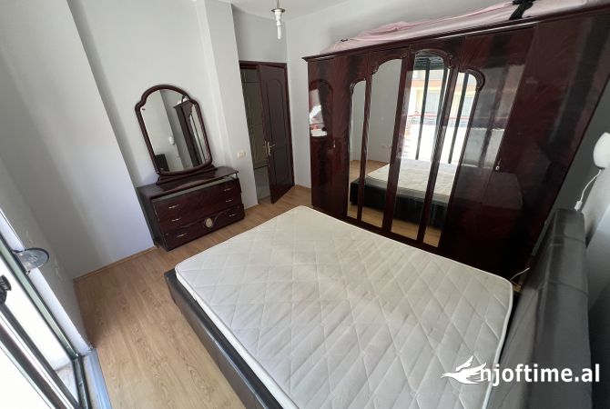 Shtepi ne shitje Apartament ne Tirane, 2+1, Mobilimi Pjeserisht e mobiluar, Pagesa 125,000  Euro.