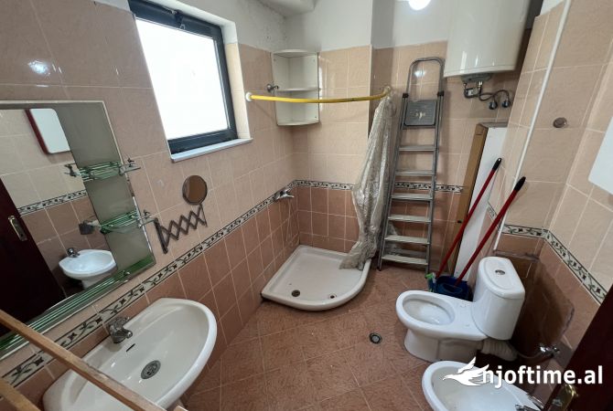 Shtepi ne shitje Apartament ne Tirane, 2+1, Mobilimi Pjeserisht e mobiluar, Pagesa 125,000  Euro.