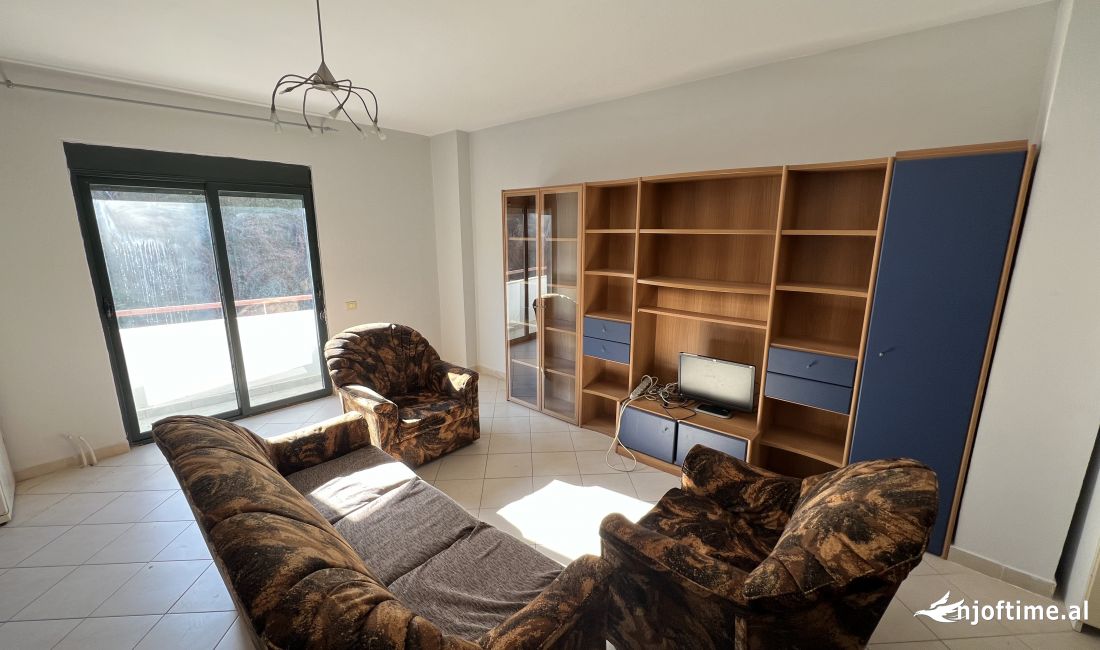 Shtepi ne shitje Apartament ne Tirane, 2+1, Mobilimi Pjeserisht e mobiluar, Pagesa 125,000  Euro.