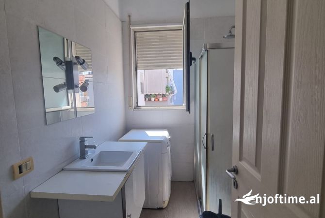 Shtepi ne shitje Apartament ne Tirane, 1+1, Mobilimi E mobiluar, Pagesa 84,000  Euro.