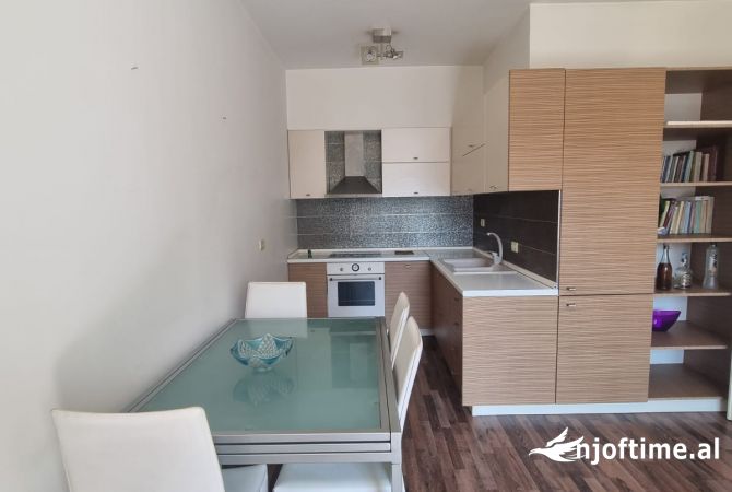 Shtepi ne shitje Apartament ne Tirane, 1+1, Mobilimi E mobiluar, Pagesa 84,000  Euro.