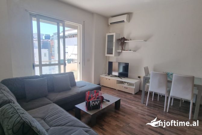 Shtepi ne shitje Apartament ne Tirane, 1+1, Mobilimi E mobiluar, Pagesa 84,000  Euro.