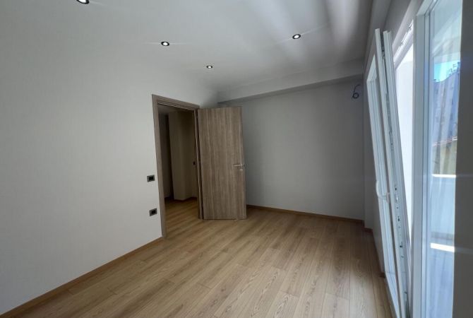 ZYRE ME QERA 55 M2 SHESHI WILSON