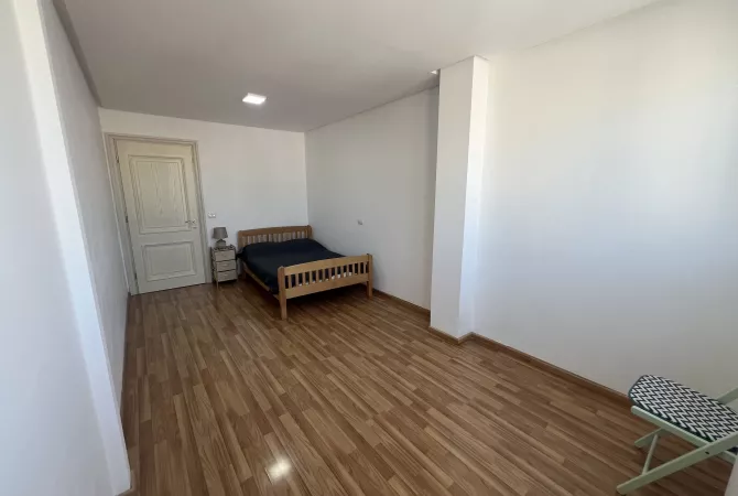 Shtepi ne shitje Apartament ne Durres, 2+1, Mobilimi E mobiluar, Pagesa 215,000  Euro.