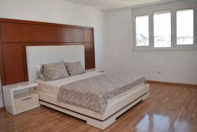 Shtepi ne shitje Apartament ne Durres, 2+1, Mobilimi E mobiluar, Pagesa 215,000  Euro.