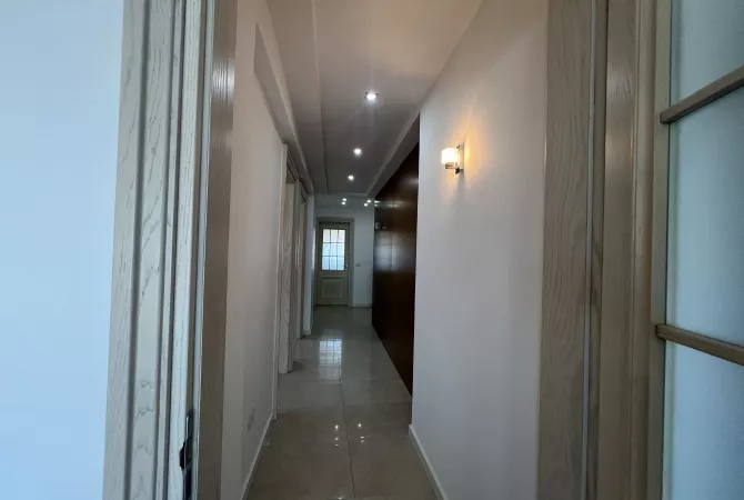 Shtepi ne shitje Apartament ne Durres, 2+1, Mobilimi E mobiluar, Pagesa 215,000  Euro.