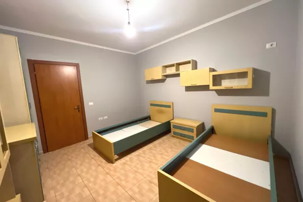Shtepi ne shitje Apartament ne Tirane, 2+1, Mobilimi Pjeserisht e mobiluar, Pagesa 158,000  Euro.