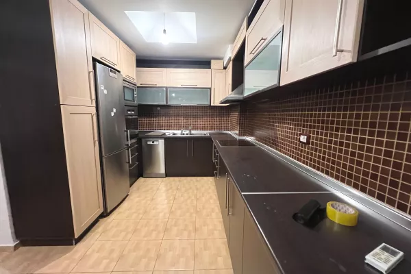Shtepi ne shitje Apartament ne Tirane, 2+1, Mobilimi Pjeserisht e mobiluar, Pagesa 158,000  Euro.