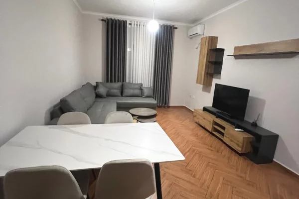 Shtepi me qera Apartament ne Tirane, 1+1, Mobilimi E mobiluar, Pagesa 450  Euro.