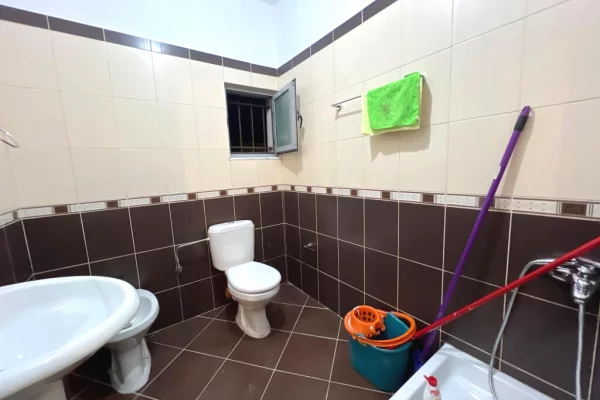 Shtepi ne shitje Apartament ne Tirane, 2+1, Mobilimi Pjeserisht e mobiluar, Pagesa 145,000  Euro.