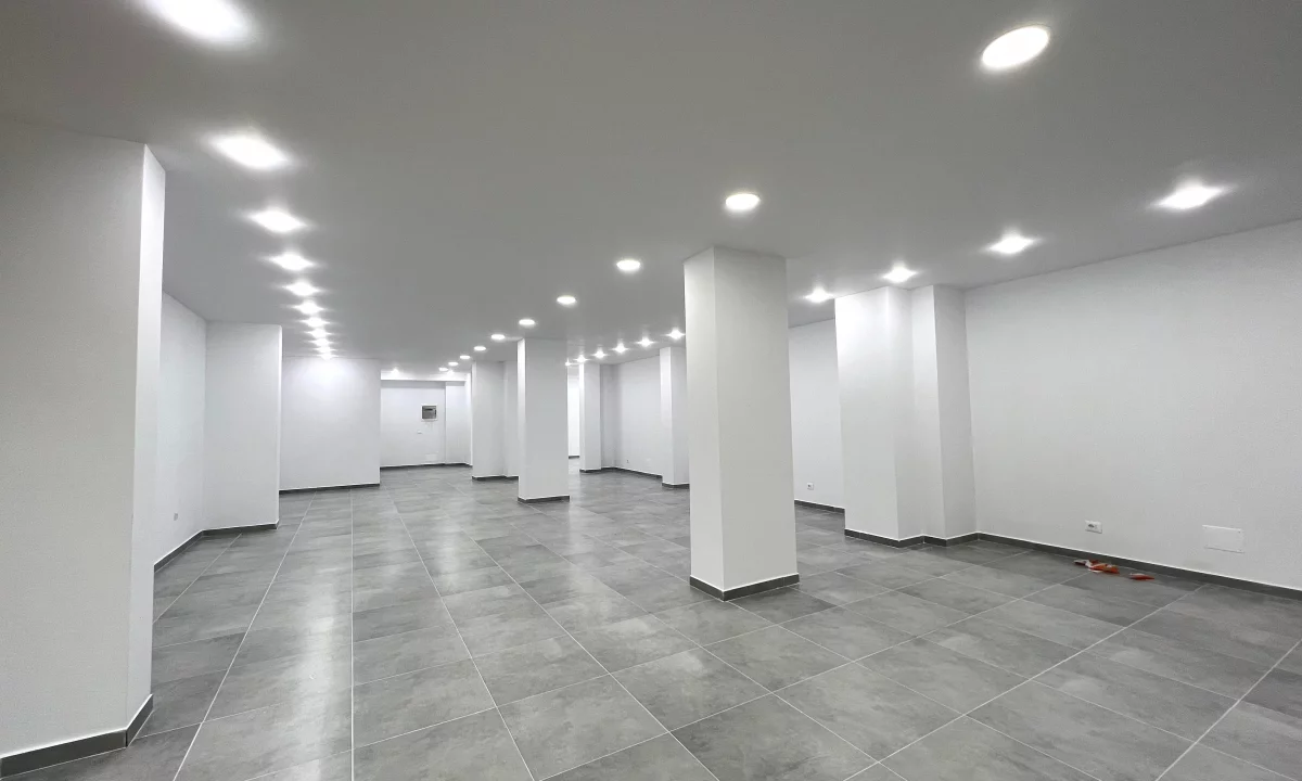 JEPET ME QERA DYQAN 170 M2 RRUGE KRYESORE - FRESK