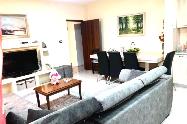 Shtepi me qera Apartament ne Tirane, 2+1, Mobilimi E mobiluar, Pagesa 650  Euro.