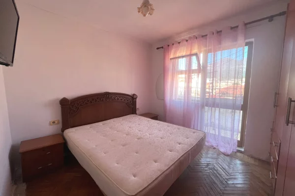 Shtepi me qera Apartament ne Tirane, 2+1, Mobilimi E mobiluar, Pagesa 350  Euro.