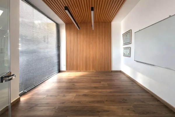 Ambient biznesi me qera 3+1 ne Tirane - 2,500 Euro