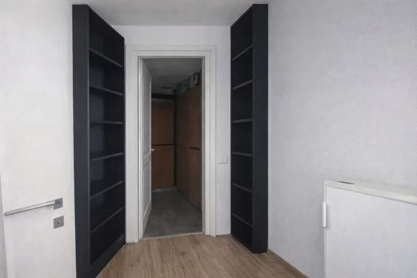 Ambient biznesi me qera 3+1 ne Tirane - 2,500 Euro