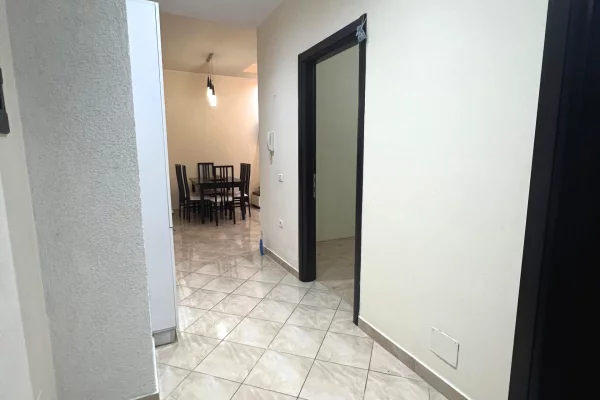 Shtepi ne shitje Apartament ne Tirane, 2+1, Mobilimi E mobiluar, Pagesa 140,000  Euro.