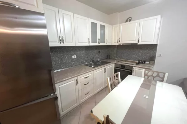 Shtepi me qera Apartament ne Tirane, 2+1, Mobilimi E mobiluar, Pagesa 570  Euro.