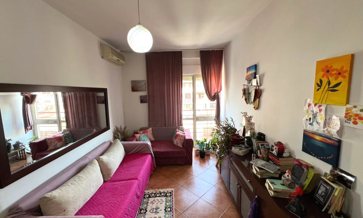 Shtepi ne shitje Apartament ne Tirane, 1+1, Mobilimi Pjeserisht e mobiluar, Pagesa 145,000  Euro.