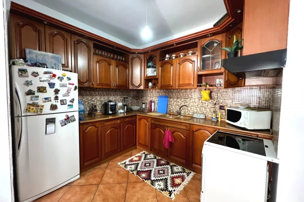 Shtepi ne shitje Apartament ne Tirane, 1+1, Mobilimi Pjeserisht e mobiluar, Pagesa 145,000  Euro.