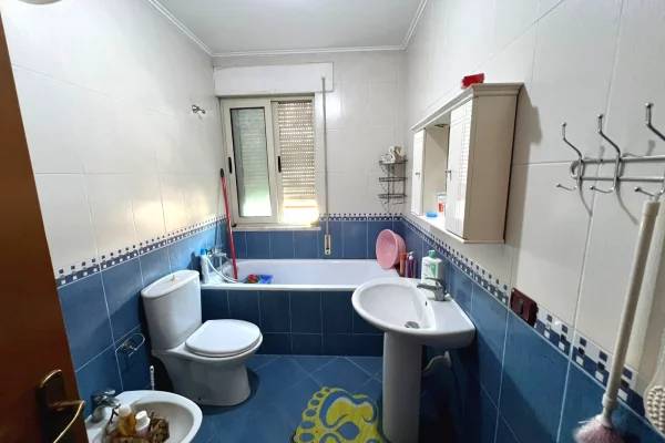Shtepi ne shitje Apartament ne Tirane, 1+1, Mobilimi Pjeserisht e mobiluar, Pagesa 145,000  Euro.