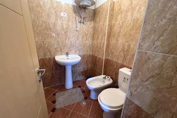 Shtepi me qera Apartament ne Tirane, 3+1, Mobilimi E mobiluar, Pagesa 550  Euro.