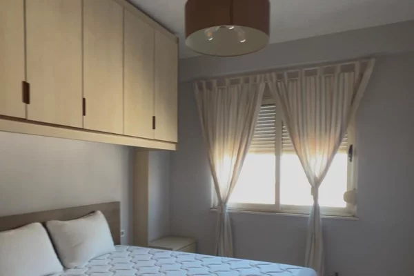 Shtepi me qera Apartament ne Tirane, 3+1, Mobilimi E mobiluar, Pagesa 550  Euro.