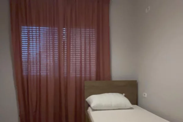 Shtepi me qera Apartament ne Tirane, 3+1, Mobilimi E mobiluar, Pagesa 550  Euro.
