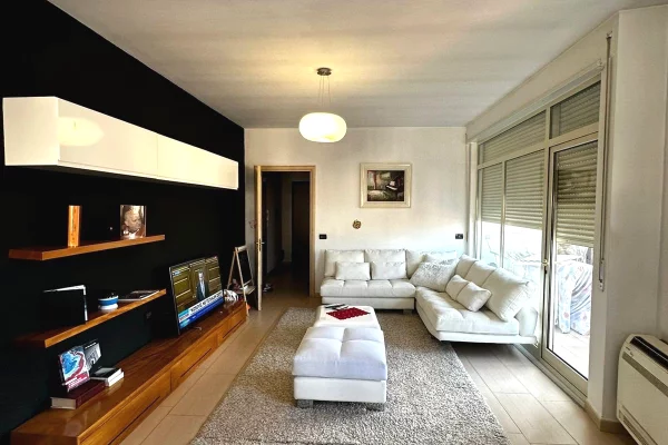Shtepi ne shitje Apartament ne Tirane, 2+1, Mobilimi E mobiluar, Pagesa 210,000  Euro.
