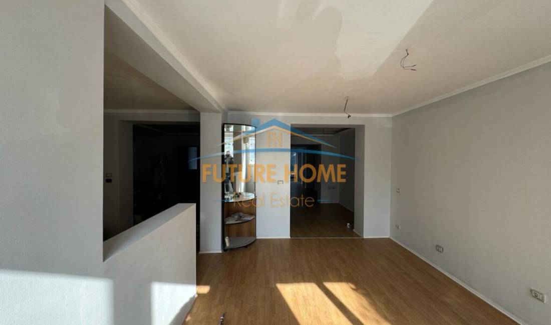 Shitet Ambient Biznesi , Rruga Vaso Pasha, ne Bllok